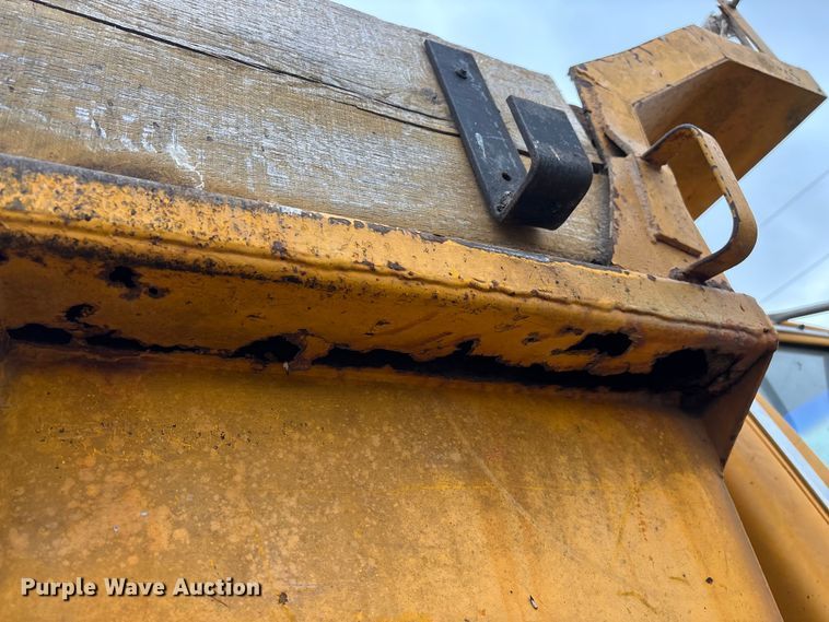 image for item FG0128 1988 Ford F800 dump truck