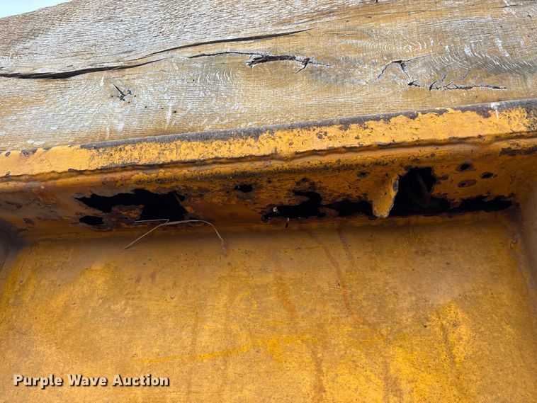 image for item FG0128 1988 Ford F800 dump truck