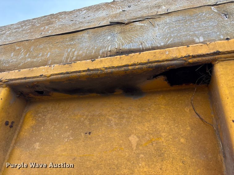 image for item FG0128 1988 Ford F800 dump truck