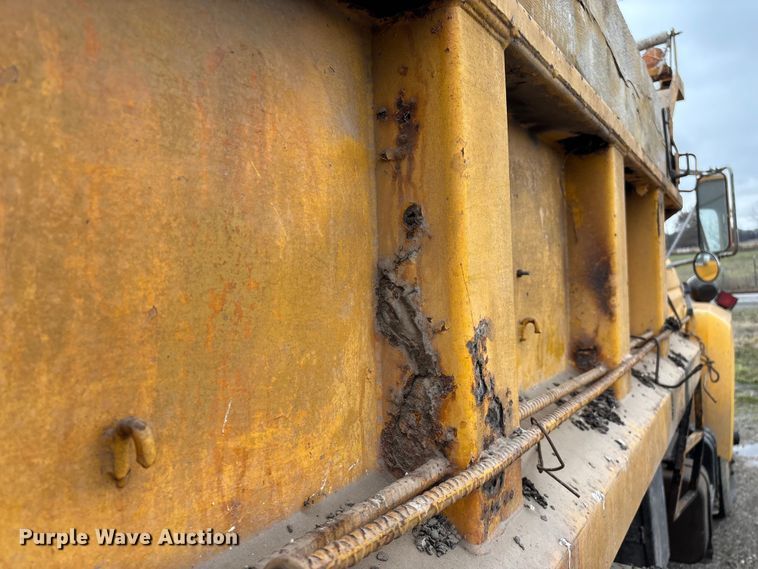 image for item FG0128 1988 Ford F800 dump truck