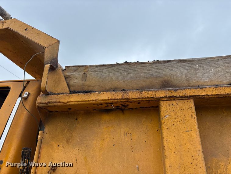 image for item FG0128 1988 Ford F800 dump truck