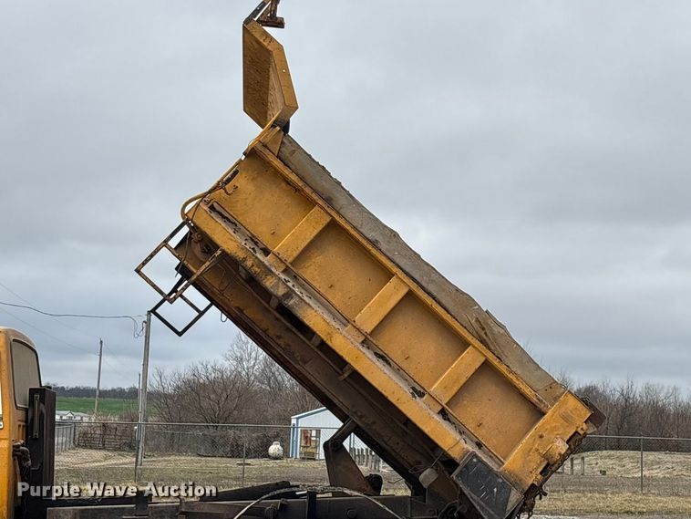 image for item FG0128 1988 Ford F800 dump truck