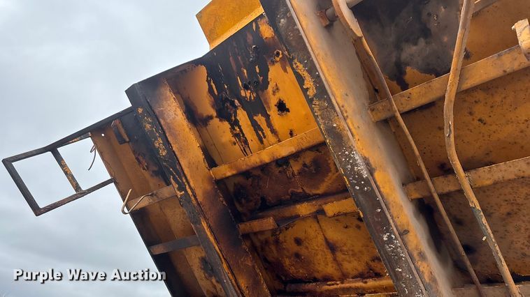 image for item FG0128 1988 Ford F800 dump truck