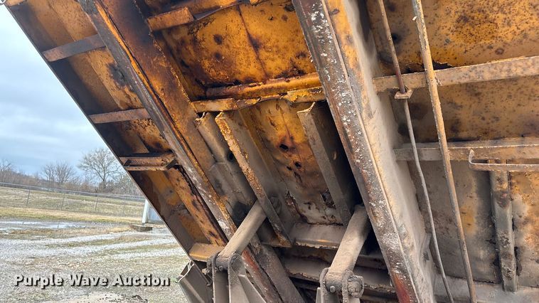 image for item FG0128 1988 Ford F800 dump truck