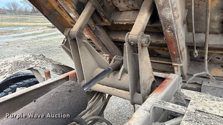 image for item FG0128 1988 Ford F800 dump truck