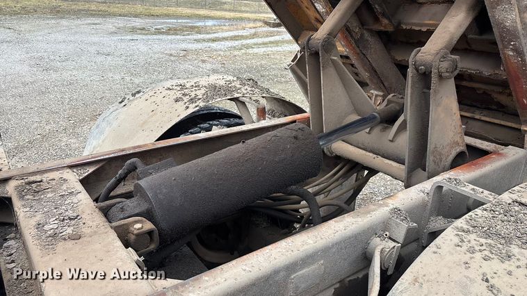 image for item FG0128 1988 Ford F800 dump truck