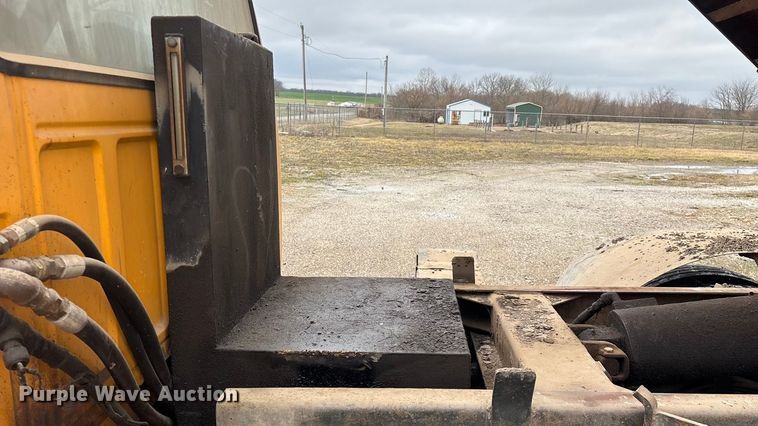 image for item FG0128 1988 Ford F800 dump truck