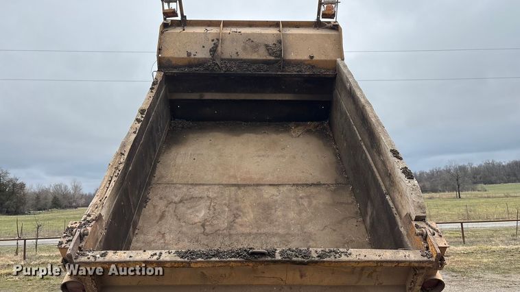 image for item FG0128 1988 Ford F800 dump truck