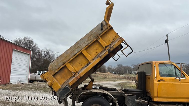 image for item FG0128 1988 Ford F800 dump truck