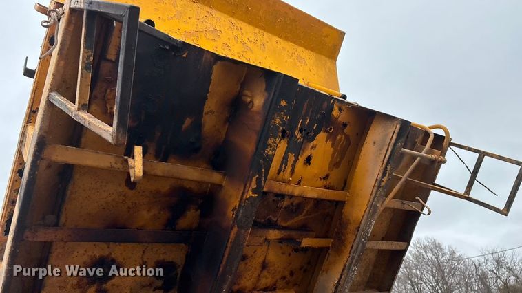 image for item FG0128 1988 Ford F800 dump truck