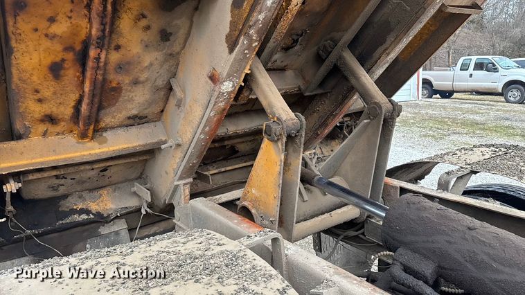 image for item FG0128 1988 Ford F800 dump truck