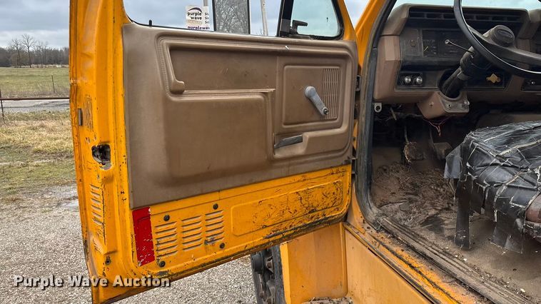 image for item FG0128 1988 Ford F800 dump truck