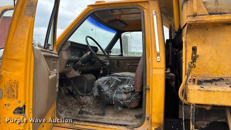 image for item FG0128 1988 Ford F800 dump truck