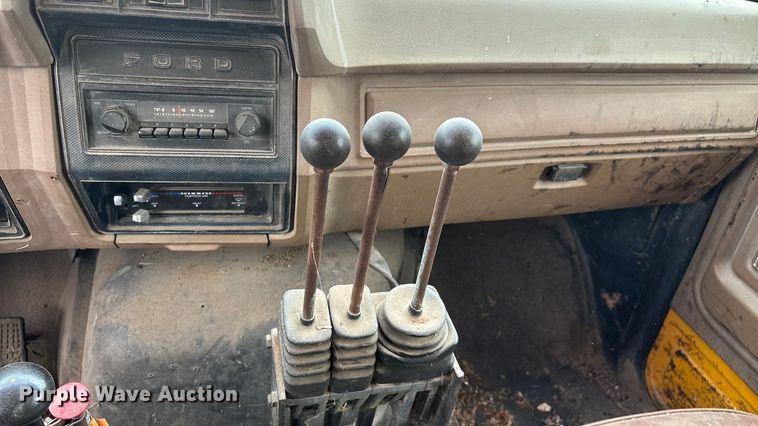 image for item FG0128 1988 Ford F800 dump truck