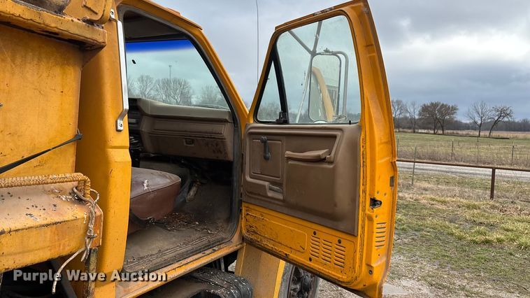 image for item FG0128 1988 Ford F800 dump truck