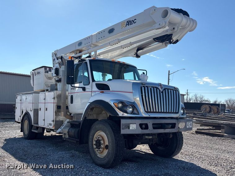 image for item FG2661 2012 International SR525 bucket truck