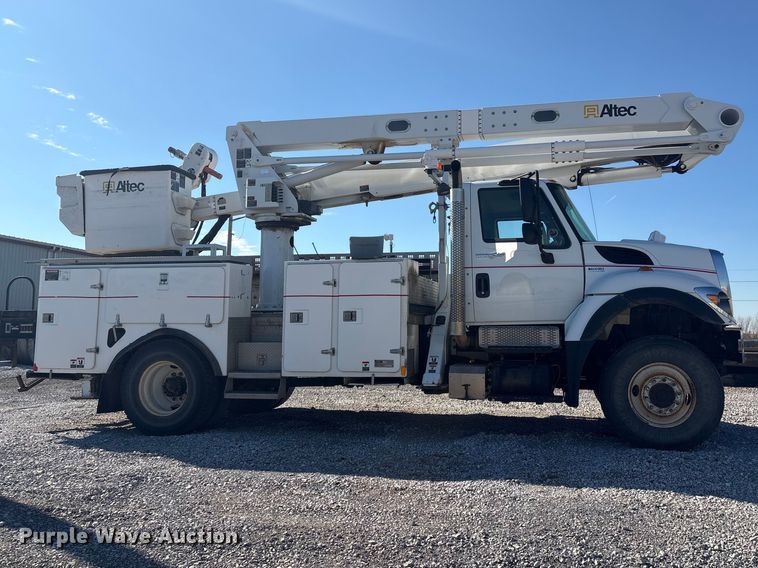 image for item FG2661 2012 International SR525 bucket truck