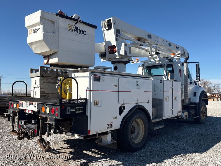 image for item FG2661 2012 International SR525 bucket truck