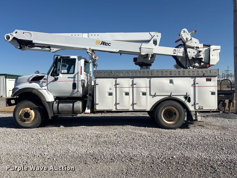 image for item FG2661 2012 International SR525 bucket truck