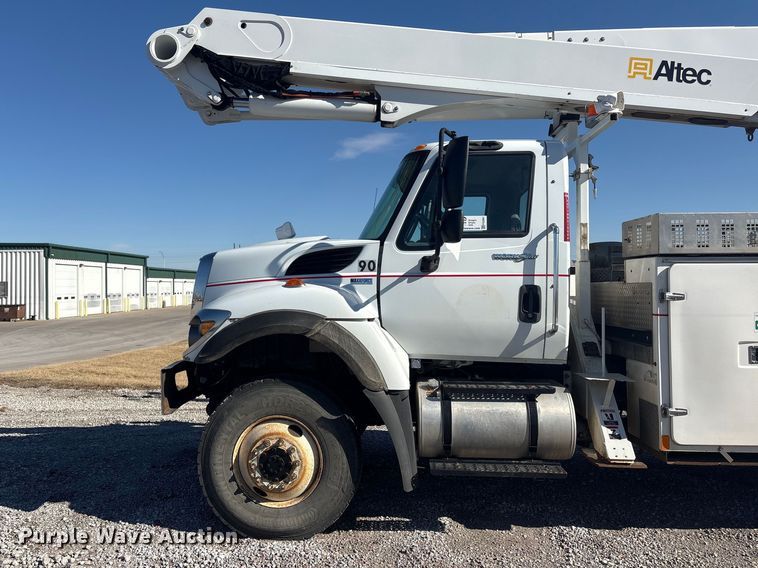 image for item FG2661 2012 International SR525 bucket truck