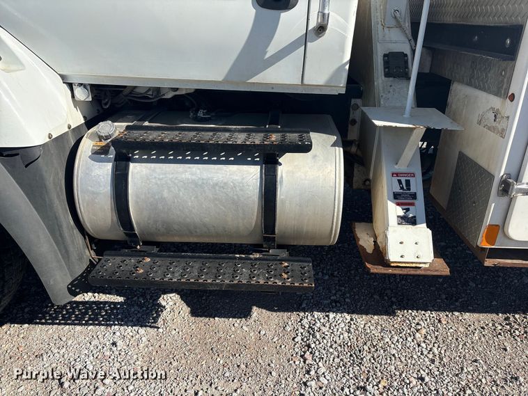 image for item FG2661 2012 International SR525 bucket truck