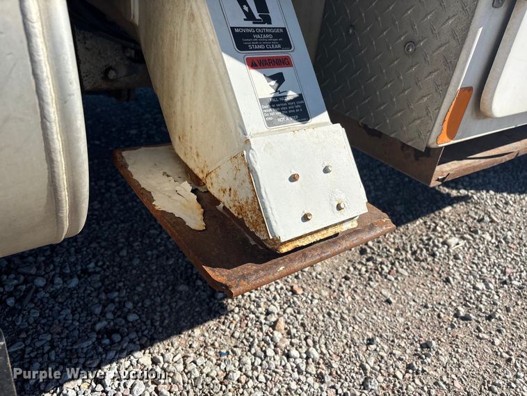 image for item FG2661 2012 International SR525 bucket truck