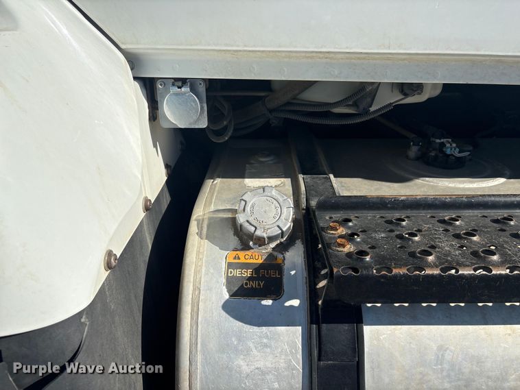 image for item FG2661 2012 International SR525 bucket truck