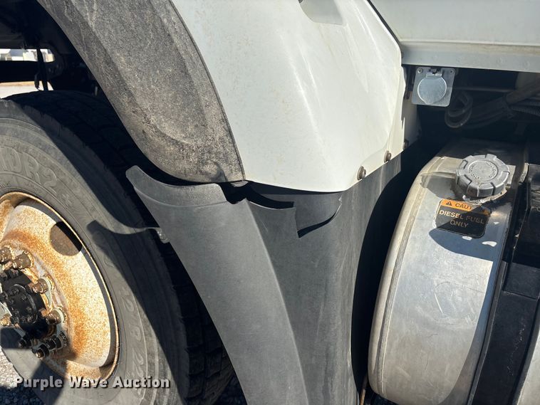 image for item FG2661 2012 International SR525 bucket truck