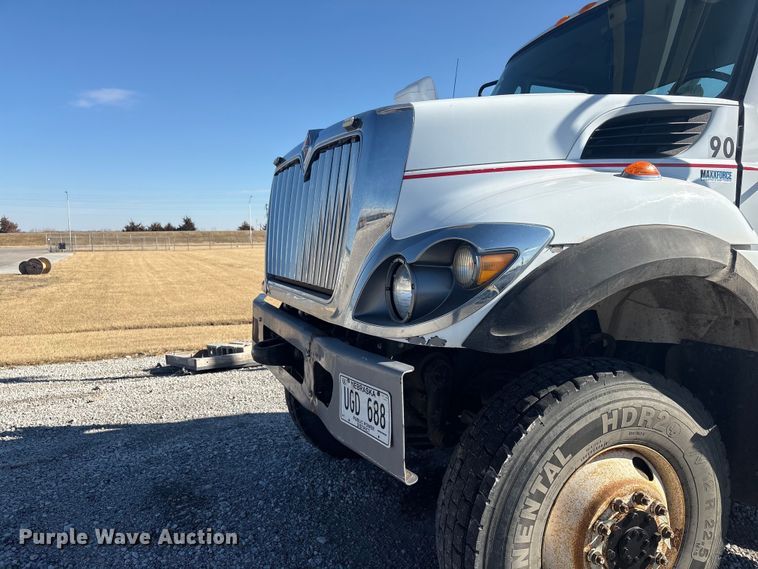 image for item FG2661 2012 International SR525 bucket truck