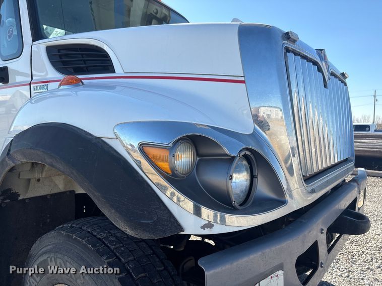 image for item FG2661 2012 International SR525 bucket truck