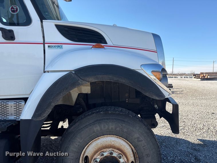 image for item FG2661 2012 International SR525 bucket truck