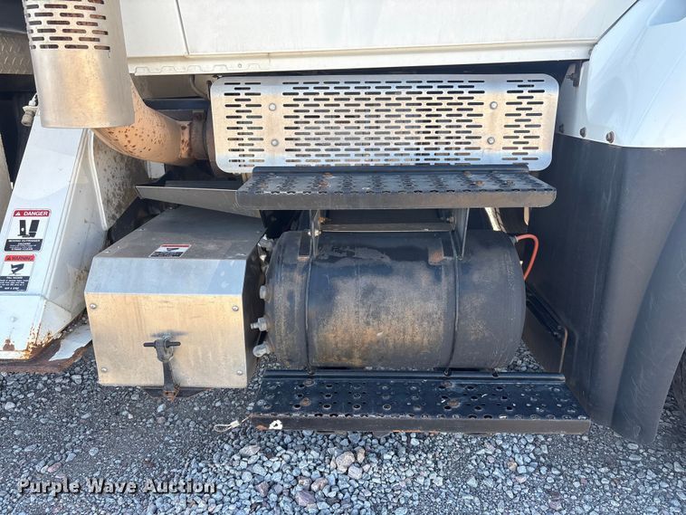 image for item FG2661 2012 International SR525 bucket truck