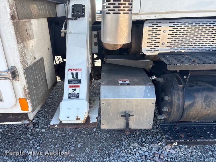 image for item FG2661 2012 International SR525 bucket truck