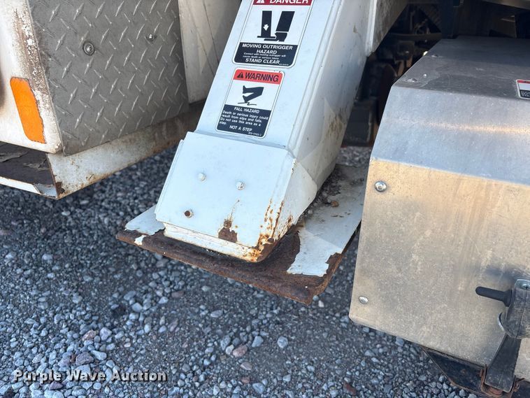 image for item FG2661 2012 International SR525 bucket truck