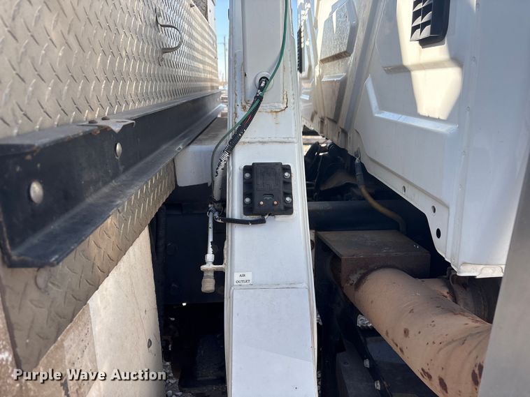 image for item FG2661 2012 International SR525 bucket truck