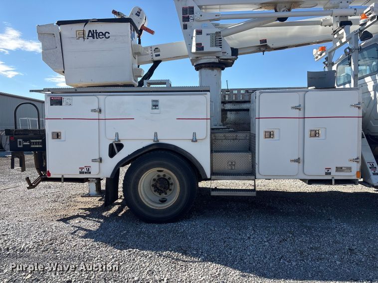 image for item FG2661 2012 International SR525 bucket truck