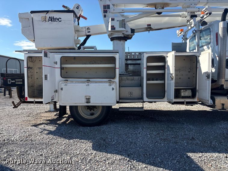 image for item FG2661 2012 International SR525 bucket truck