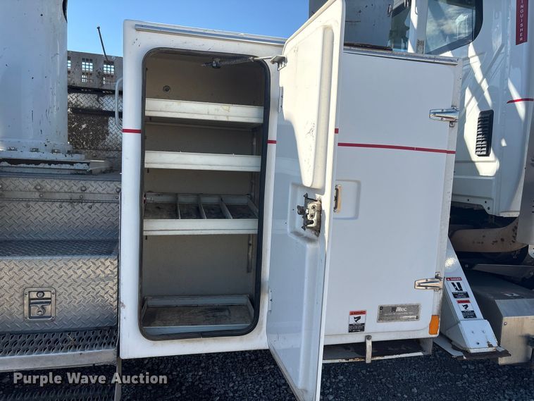 image for item FG2661 2012 International SR525 bucket truck