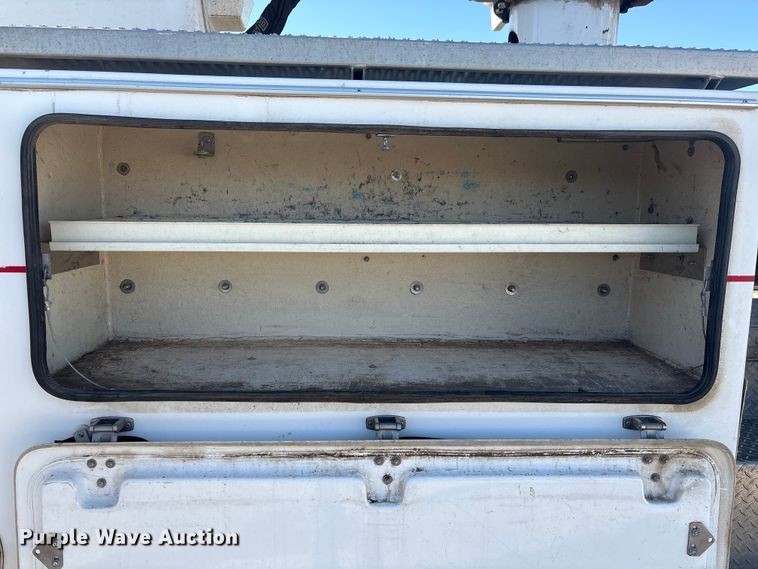 image for item FG2661 2012 International SR525 bucket truck