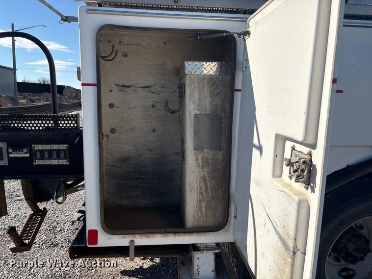 image for item FG2661 2012 International SR525 bucket truck