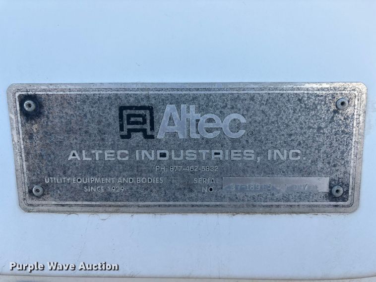 image for item FG2661 2012 International SR525 bucket truck