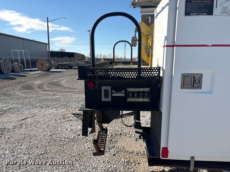 image for item FG2661 2012 International SR525 bucket truck