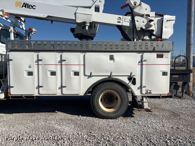 image for item FG2661 2012 International SR525 bucket truck
