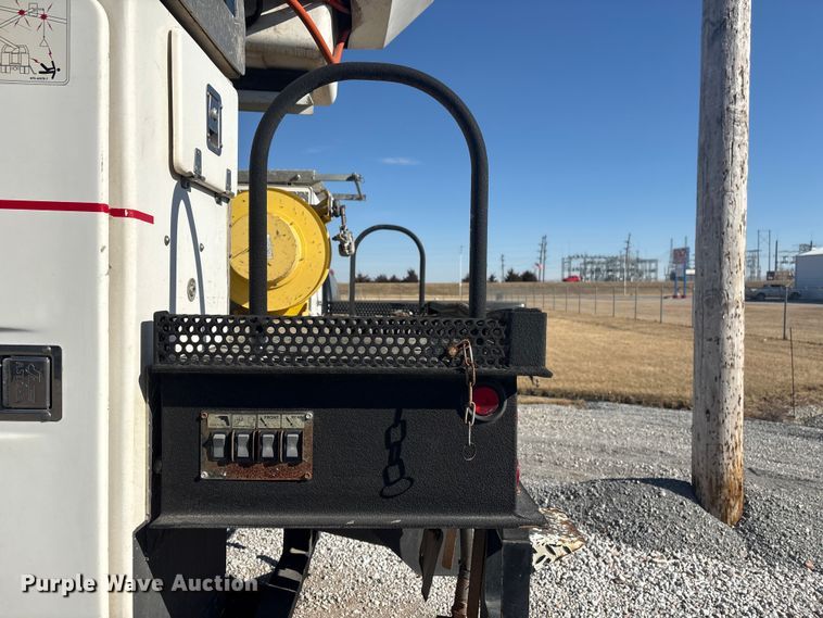 image for item FG2661 2012 International SR525 bucket truck