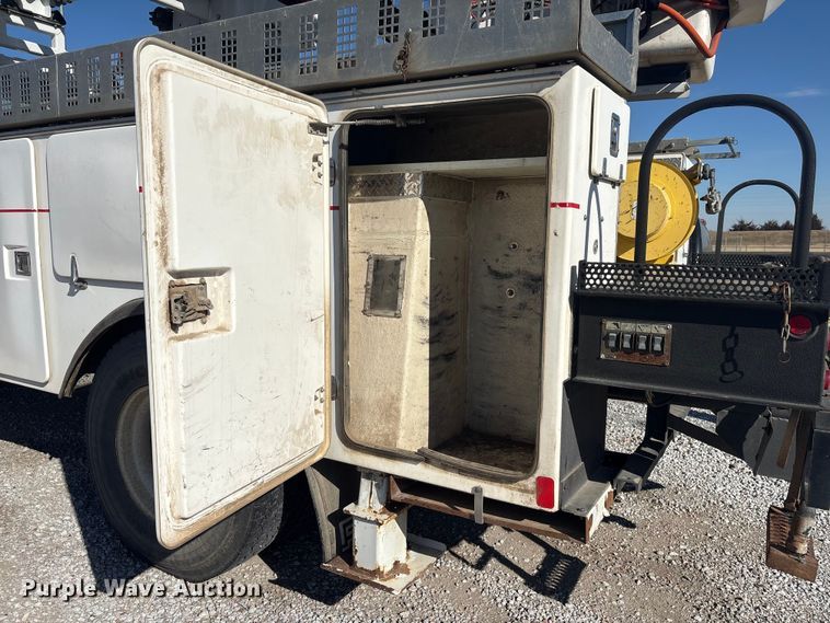 image for item FG2661 2012 International SR525 bucket truck