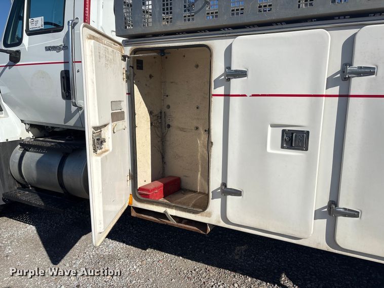 image for item FG2661 2012 International SR525 bucket truck