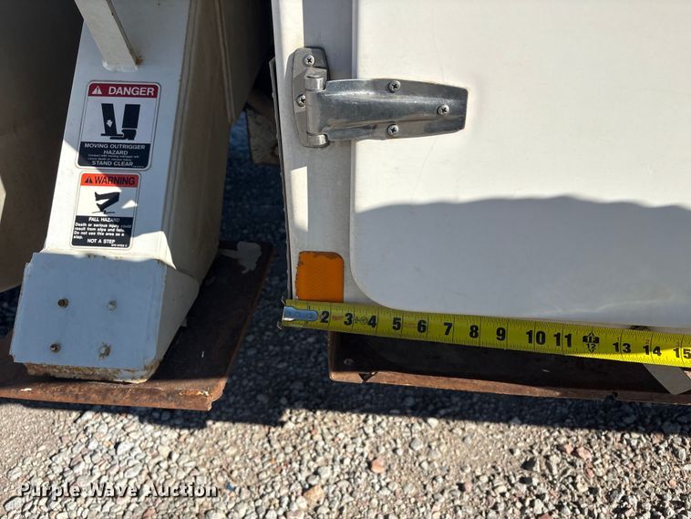 image for item FG2661 2012 International SR525 bucket truck