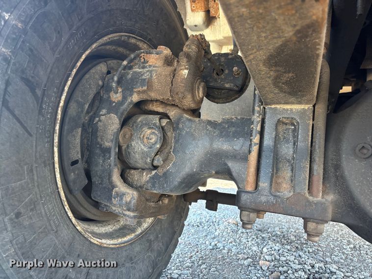 image for item FG2661 2012 International SR525 bucket truck