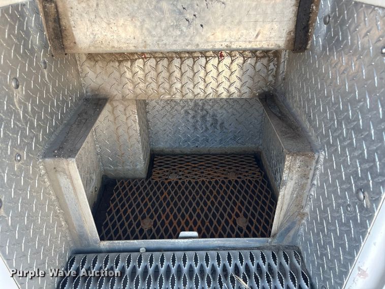 image for item FG2661 2012 International SR525 bucket truck