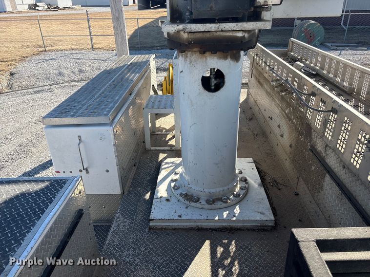 image for item FG2661 2012 International SR525 bucket truck